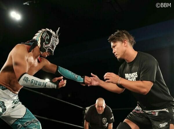 Superluchas - El luchador de Dragon Gate, Masaaki Mochizuki, y sus invitados especiales luchan en un ring.