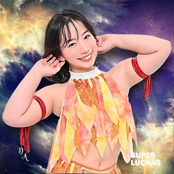 Superluchas - La joven SUNNY, vestida con un colorido traje, posando para una foto.