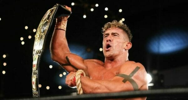 Superluchas - Un luchador sostiene un cinturón en el ring mientras la NWA anuncia su intención de reclamar el sistema territorial.