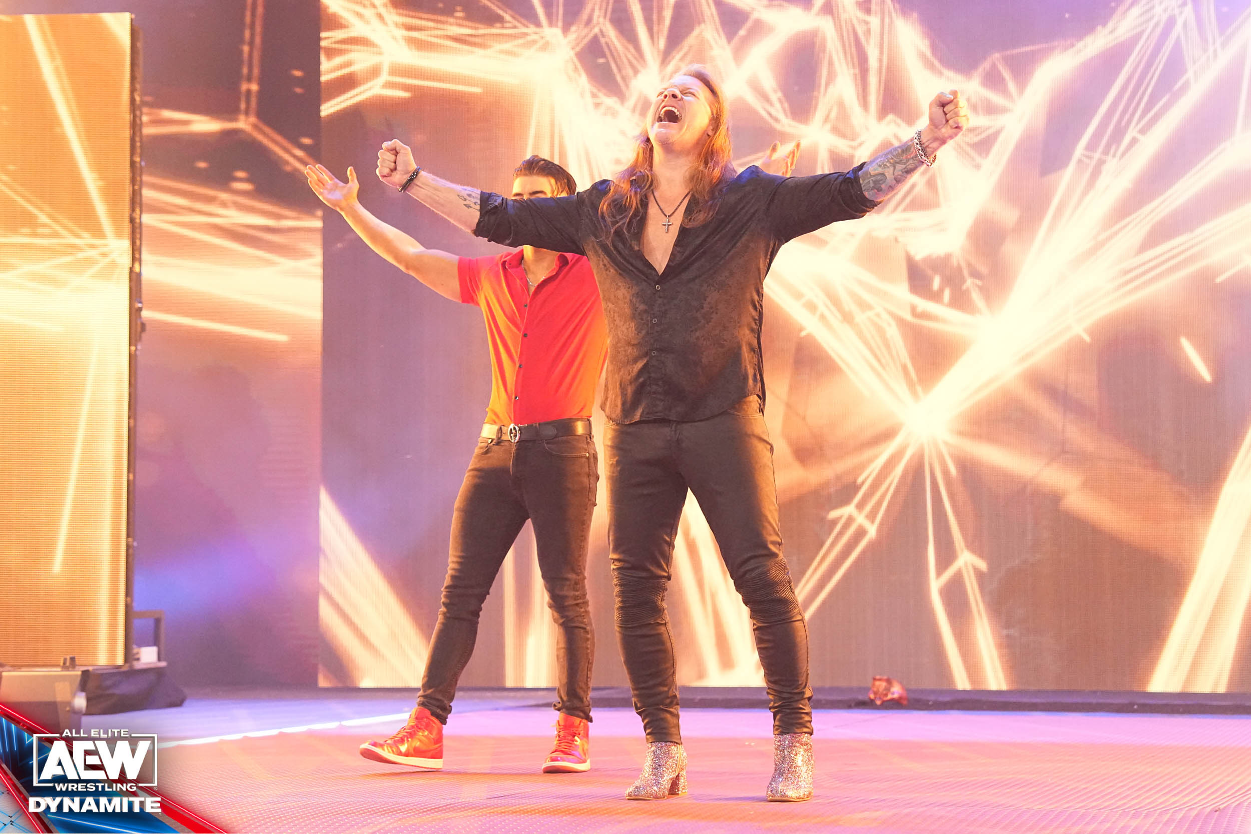 Superluchas - Dos hombres mostrando impactante cantidad de donaciones en el escenario.