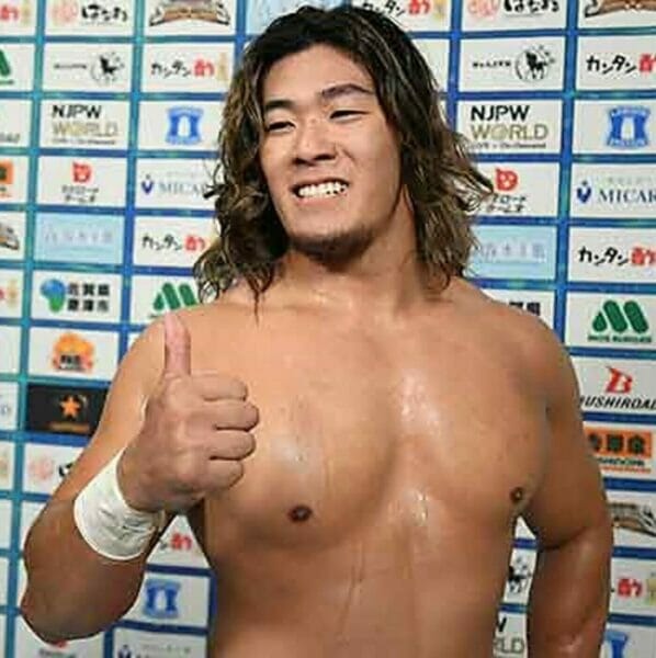 Superluchas - Yuya Uemura levanta el pulgar hacia Destruction in Ryogoku.
