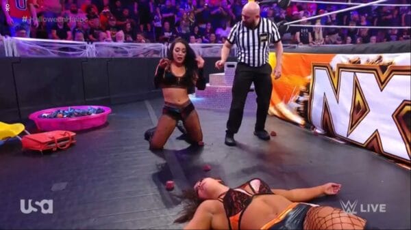 Superluchas - Roxanne Pérez derrota a Kiana James en NXT Halloween Havock, con la mujer tirada en el suelo en un ring de lucha libre.