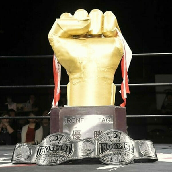 Superluchas - Un trofeo de oro con un puño encima anuncia el "Torneo Iron Fist Tag 2023" en BASARA.