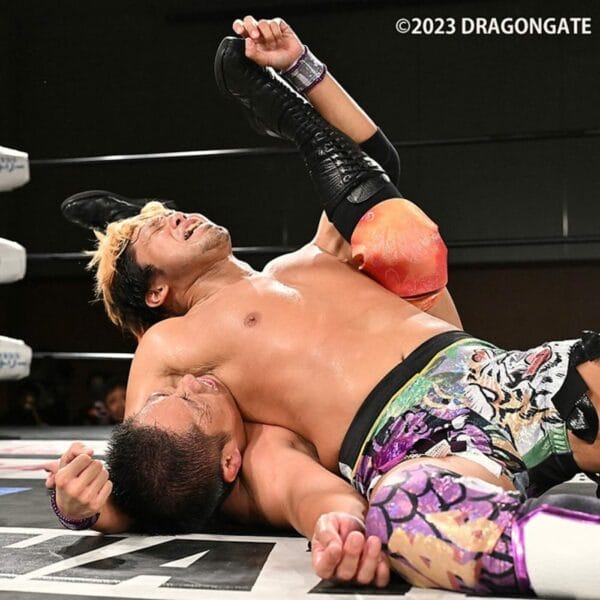 Superluchas - Un luchador yace en el suelo en un ring de lucha Dragon Gate.