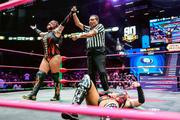 Superluchas - Zeuxis, segundo finalista del Campeonato Universal de Amazonas 2023, compite con otro luchador en un ring de lucha libre bajo la atenta mirada de un árbitro.