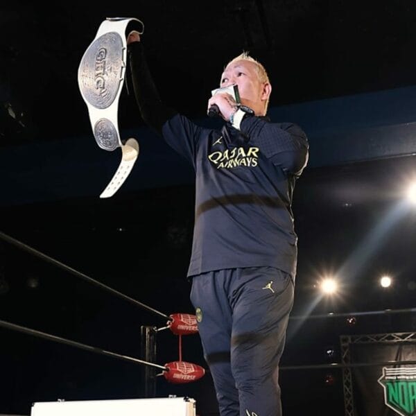 Superluchas - Un hombre mostrando con orgullo el cinturón de lucha libre en un ring de lucha libre mientras regresa el campeonato NOAH.