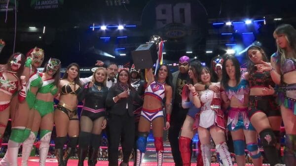 Superluchas - Un grupo de luchadores posando para una fotografía.