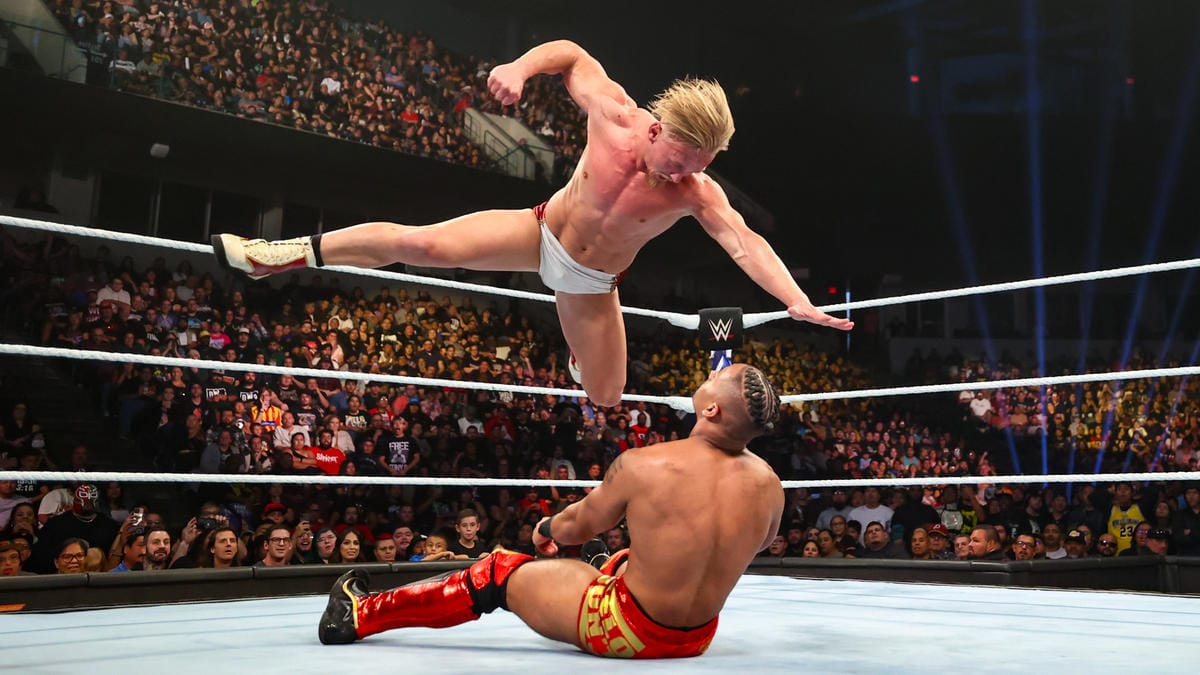 Superluchas - Ilja Drunov, uno de los luchadores en el ring, salta sobre el otro luchador durante su combate en Halloween Havoc.