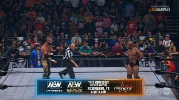 Superluchas - Luchadores de la WWE, ring, audiencia.