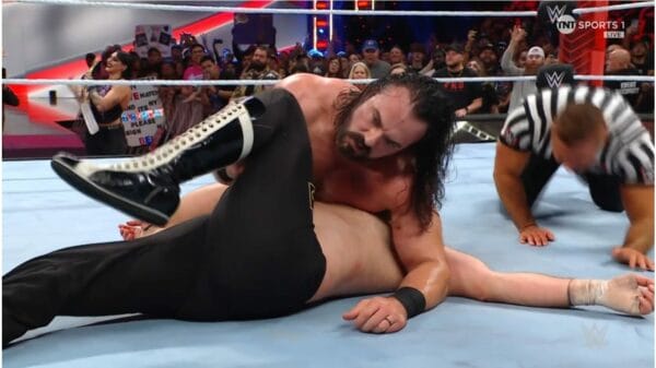 Superluchas - Drew McIntyre, un luchador formidable, yace en el suelo en un ring de lucha libre.