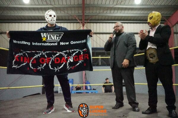 Superluchas - Un grupo de luchadores en Puerto Rico sosteniendo una pancarta de Homenaje a Jason The Terrible.