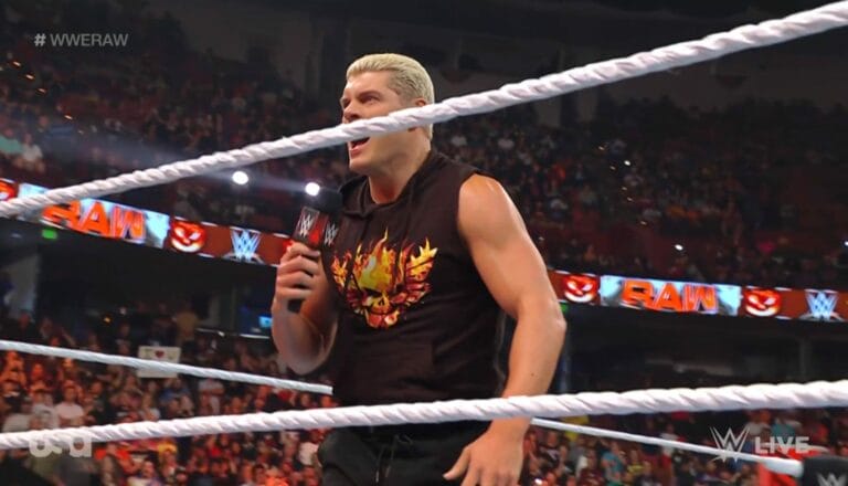 Superluchas - Un luchador está parado en el ring con un micrófono, discutiendo los mejores y peores momentos de WWE RAW el 30 de octubre de 2023.