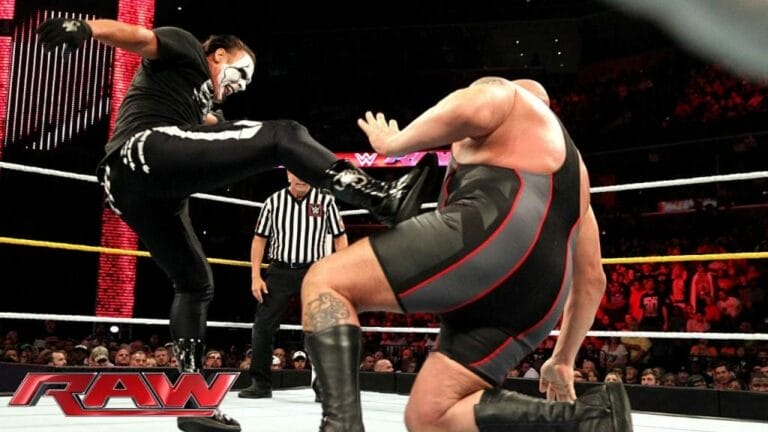 Superluchas - Paul Wight lucha contra Sting en el ring de lucha libre.