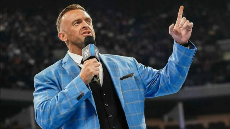Superluchas - Nick Aldis, el nuevo gerente general de SmackDown, está hablando por un micrófono.