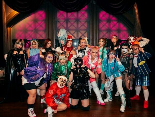 Superluchas - Un grupo de personas disfrazadas para una fotografía en el estreno mundial de Sukeban.