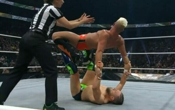 Superluchas - AEW WRESTLEDREAM con dos luchadores y un árbitro en el ring.