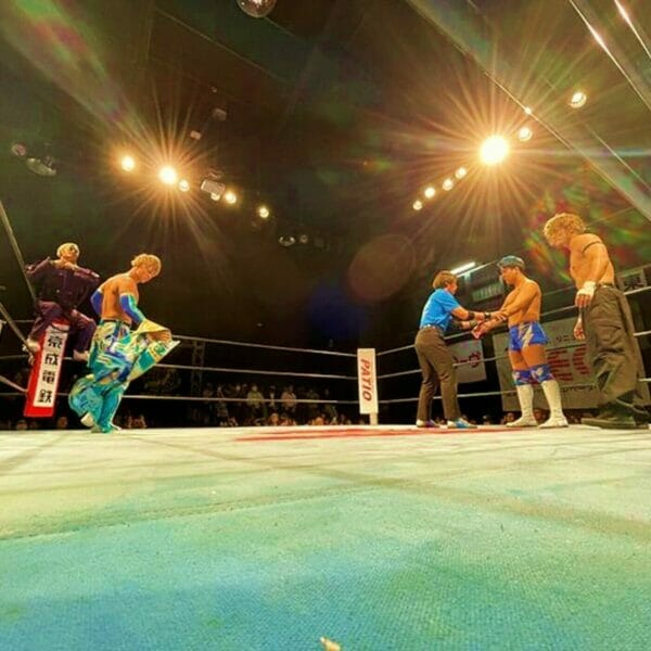 Superluchas - Un grupo de luchadores en un ring de lucha libre mostrando La nueva generación.