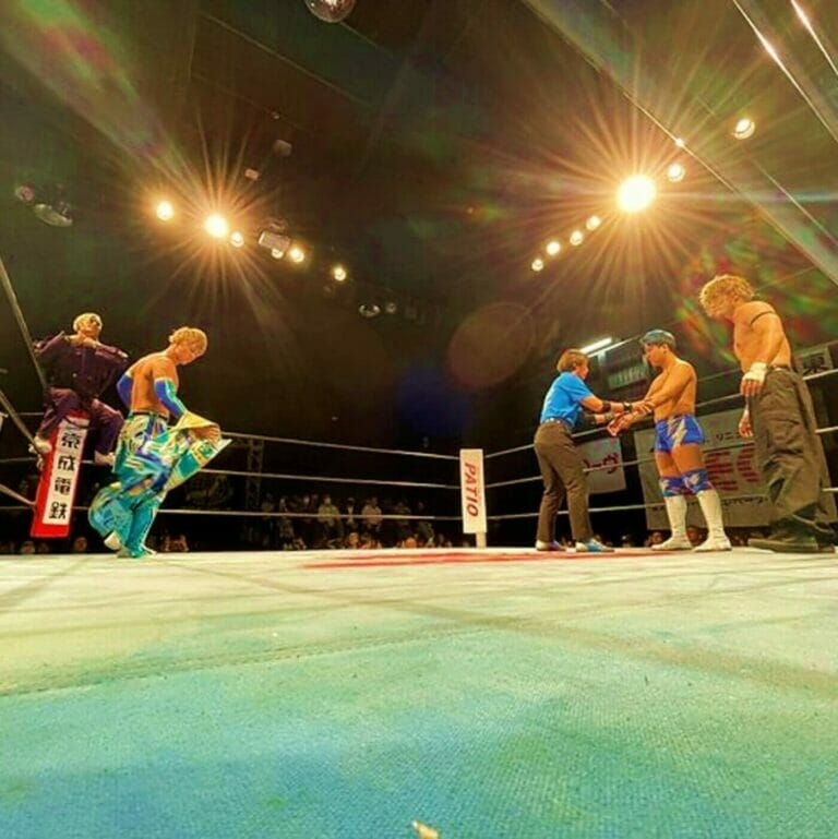 Superluchas - Un grupo de luchadores en un ring de lucha libre mostrando La nueva generación.