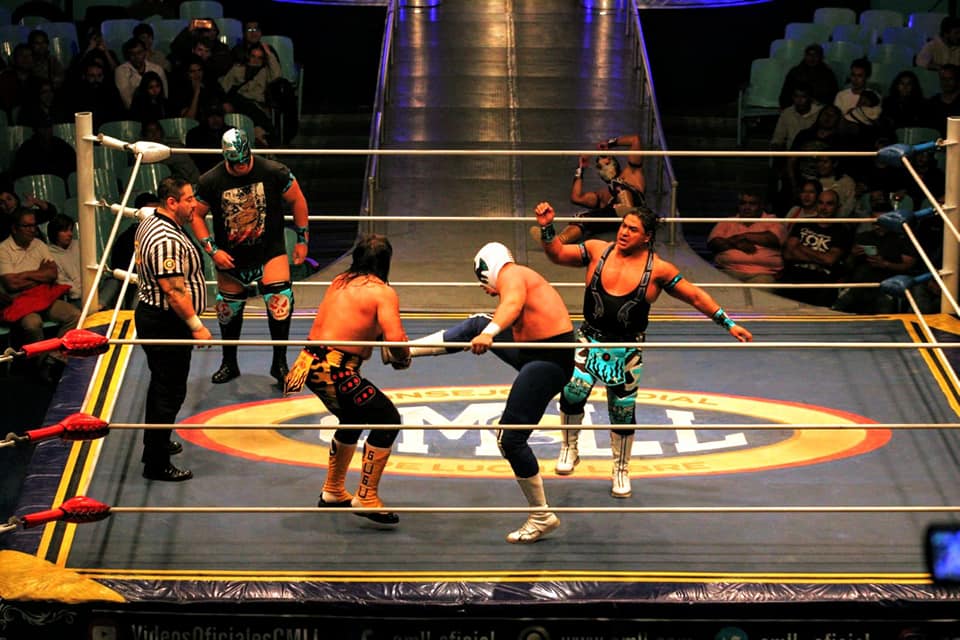Superluchas - Un grupo de luchadores de La Catalina en un ring de lucha avasalladora.