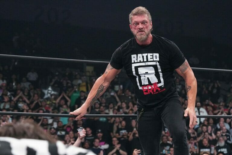Superluchas - Un luchador parado frente a una multitud, Ricky Starks, vistiendo una camiseta y diciendo "Mi lanza es mejor".