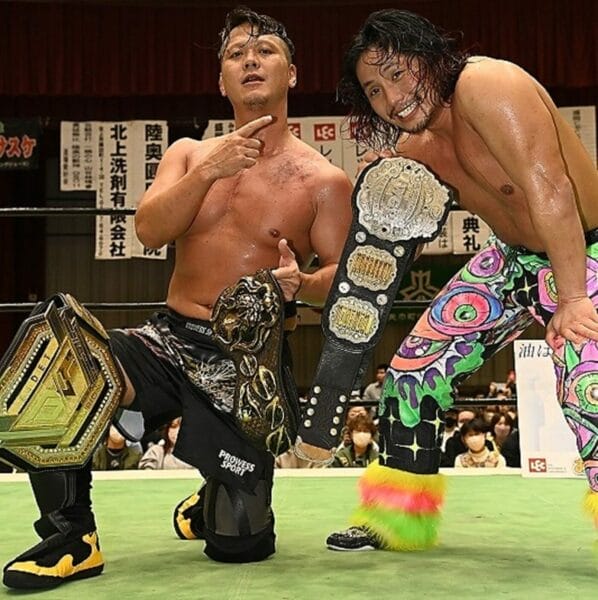 Superluchas - Dos luchadores de Michinoku Pro, Takahashi y Hayato, posando para una fotografía en un ring de lucha libre durante el evento "30th Anniversary Part 2".