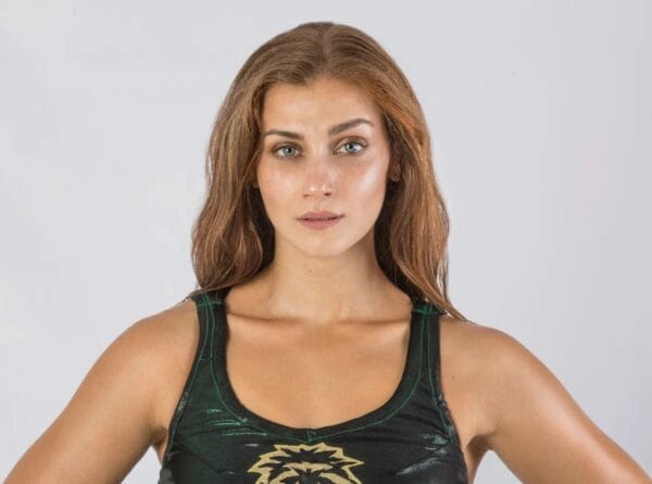 Superluchas - La española Sara León ganó la RCW World Cup IV, vistiendo una camiseta sin mangas verde y dorada.
