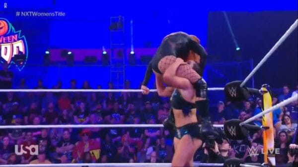 Superluchas - Luchadores de la WWE en un ring de lucha libre con una mujer en el medio del ring mostrando acción 3x3.