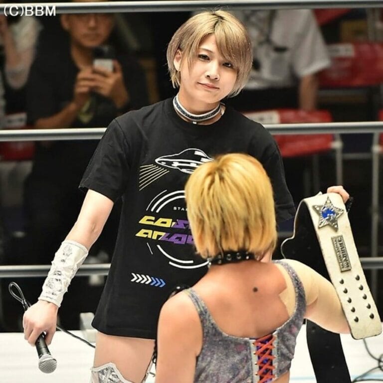 Superluchas - Una luchadora, MIRAI, está parada junto a un hombre en un ring de lucha libre durante el evento del Día 2 "Goddess of Stardom Tag League".