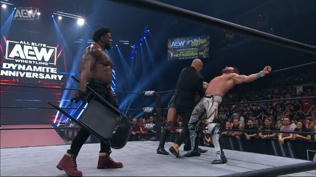 Superluchas - Dos luchadores atacaron poderosamente a Kenny Omega en un ring de lucha libre.