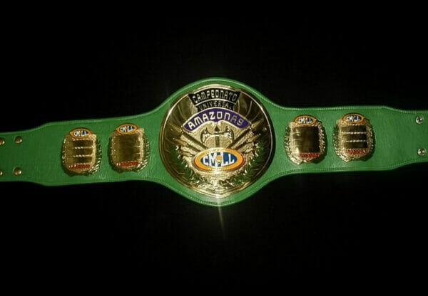 Superluchas - Un cinturón de lucha libre verde sobre fondo negro.