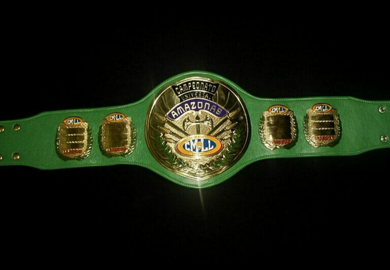 Superluchas - Un cinturón de lucha libre verde sobre fondo negro.