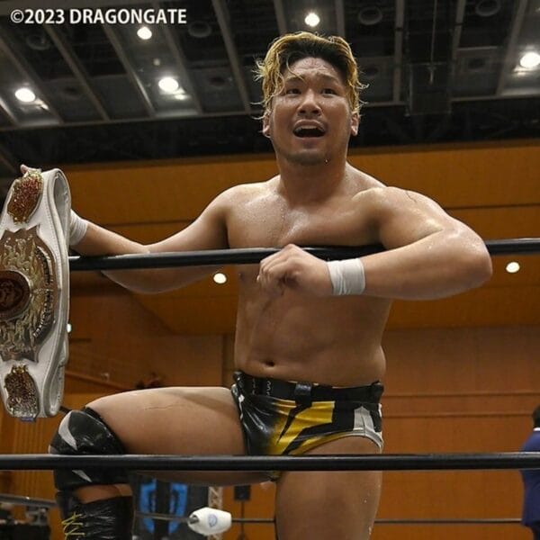 Superluchas - ISHIN, un luchador japonés, compite en el ring de lucha libre de Dragon Gate mientras recupera su cinturón de campeonato.