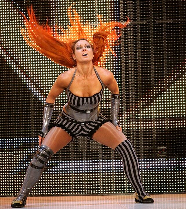 Superluchas - Una mujer de largo cabello rojo vestida de luchadora llamada Becky Lynch.