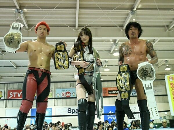 Superluchas - Tres luchadores de DDT posando para una foto.