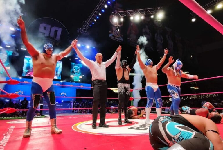 Superluchas - Blue Panther celebró 45 años de carrera en familia mientras los luchadores exhalaban humo.