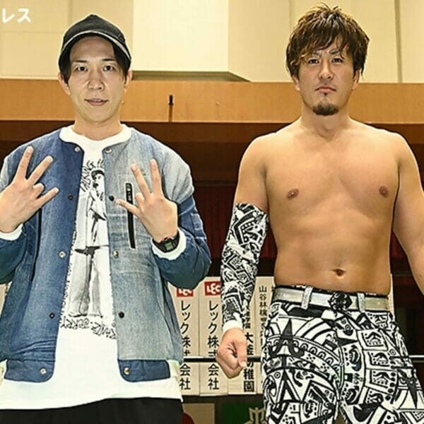 Superluchas - Dos hombres de pie en un ring de lucha libre.