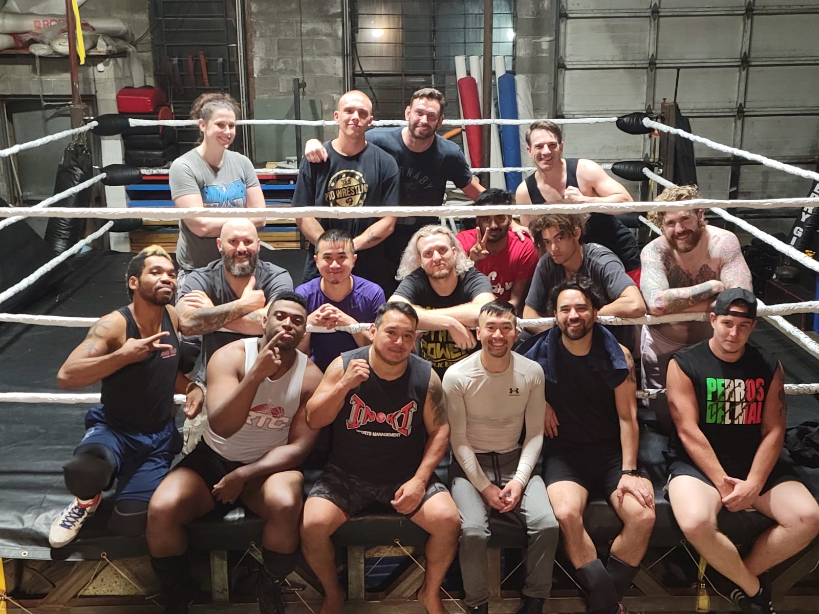 Superluchas - "Un grupo de personas posando para una foto en un ring de boxeo durante la coronación del Campeonato Jr. AWGC del Dragón Mexicano Ricky Marvin en Hong Kong.