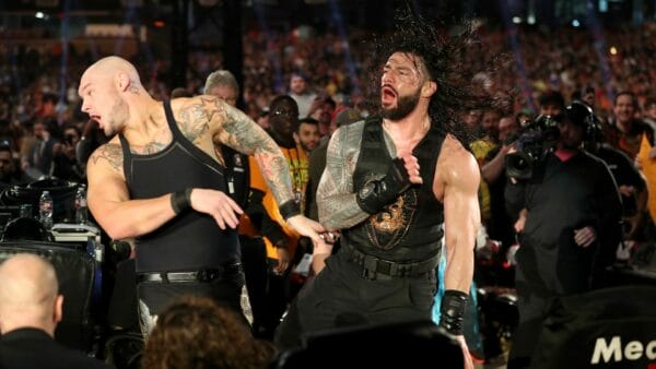 Superlucho - Baron Corbin is seen, a tireless worker, fighting against another fighter in front of a crowd. Despite its canceled plans, Corbin continues to demonstrate its determination and thrust