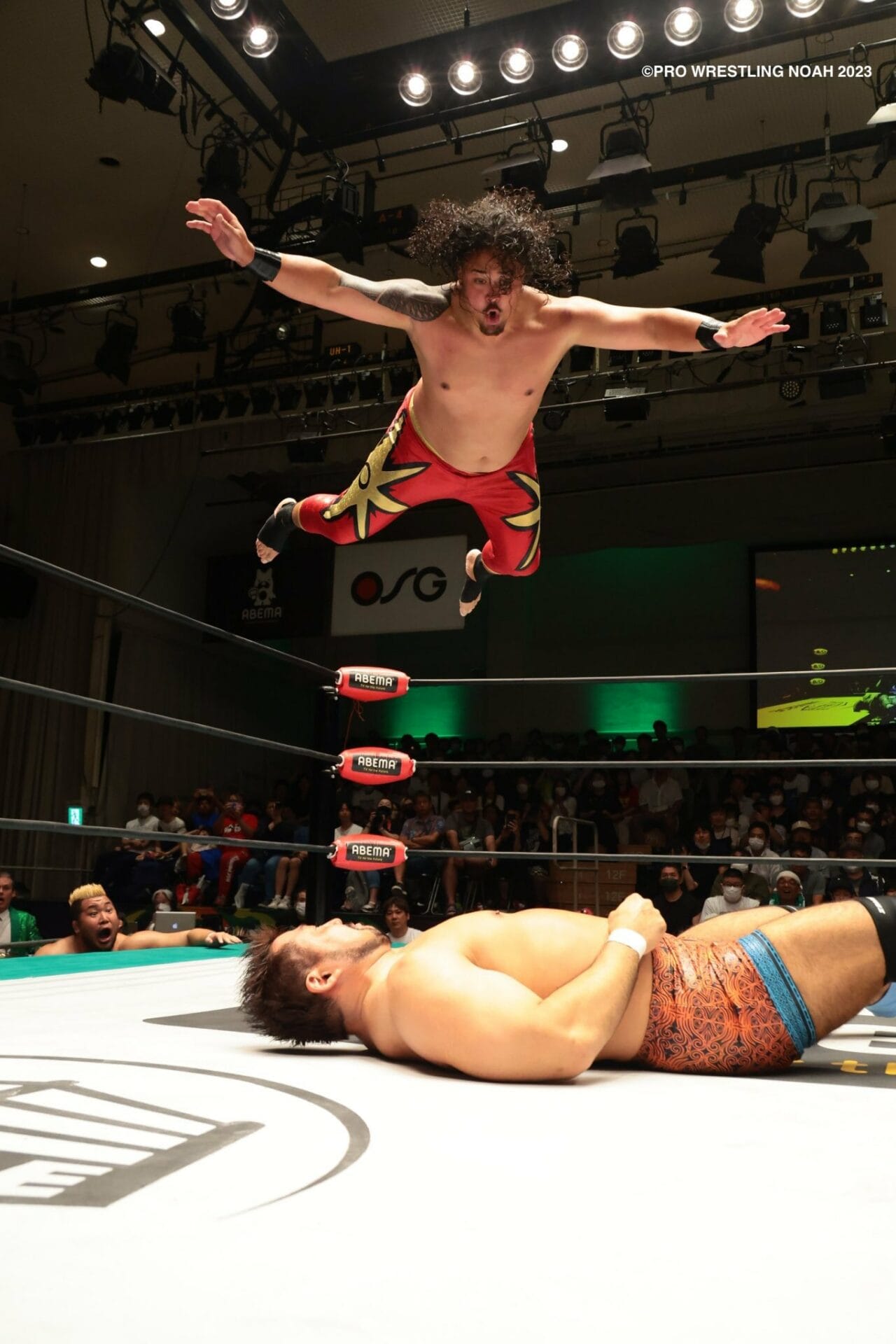 Superluchas - Dos luchadores, incluido Lance Anoa'i, primo de Roman Reigns, luchando en un ring de lucha libre.