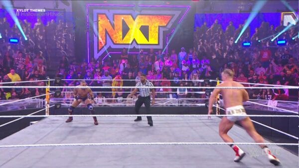 Superluchas - Dos luchadores en un ring mostrando sus habilidades y entreteniendo a un público entusiasta.