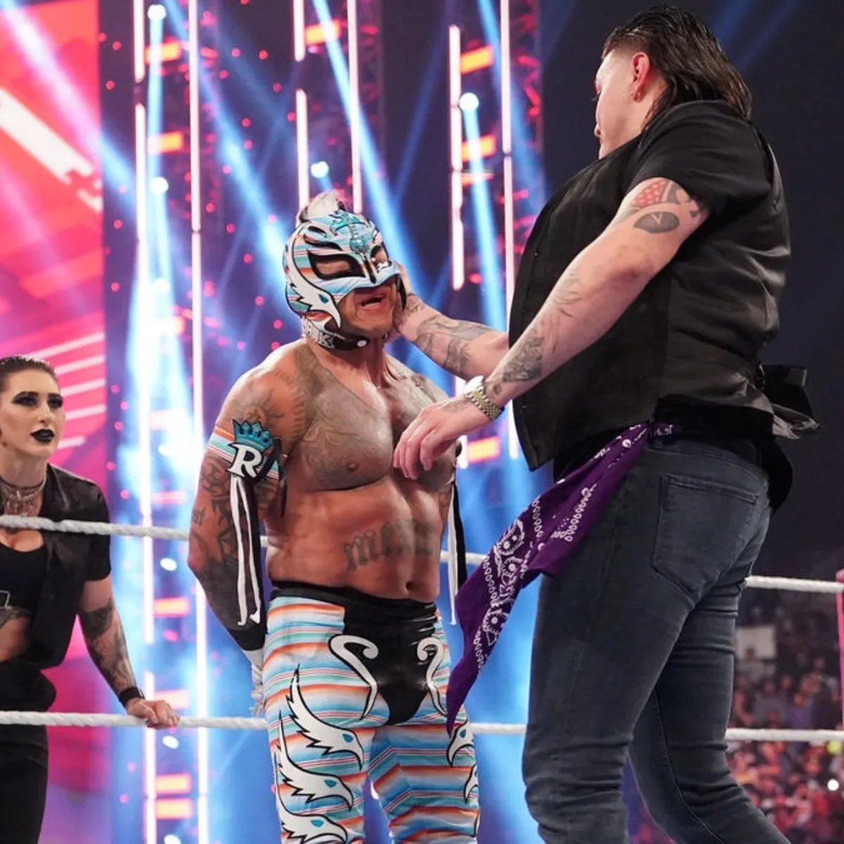 Superluchas - Luchadores profesionales en un ring de lucha libre.