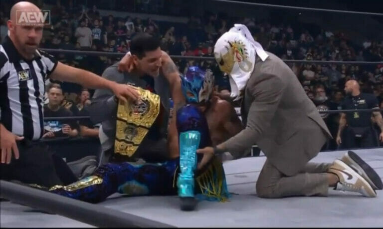 Superluchas - Dos luchadores en un ring de lucha libre con un árbitro durante el partido Rey Fénix vs Nick Jackson por el Campeonato Internacional.
