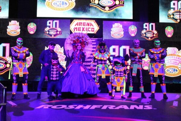 Superluchas - Un grupo de personas disfrazadas en un escenario, mostrando la nostalgia y tradición en el día de Muertos del CML. Son parte del evento Regreso de máscaras