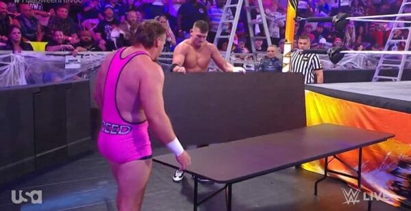 Superluchas - Dos luchadores en un ring de lucha libre.