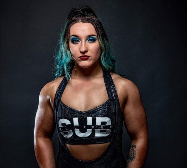 Superluchas - Dani Luna, otro talento británico, de pelo azul posando para una foto.