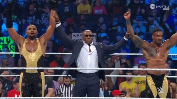 Superluchas - Un grupo de luchadores con los brazos en alto. Carlito y Santos Escobar unieron fuerzas para enfrentarse a Street Profits y, en medio del caos, Logan Paul atacó inesperadamente a Rey M.