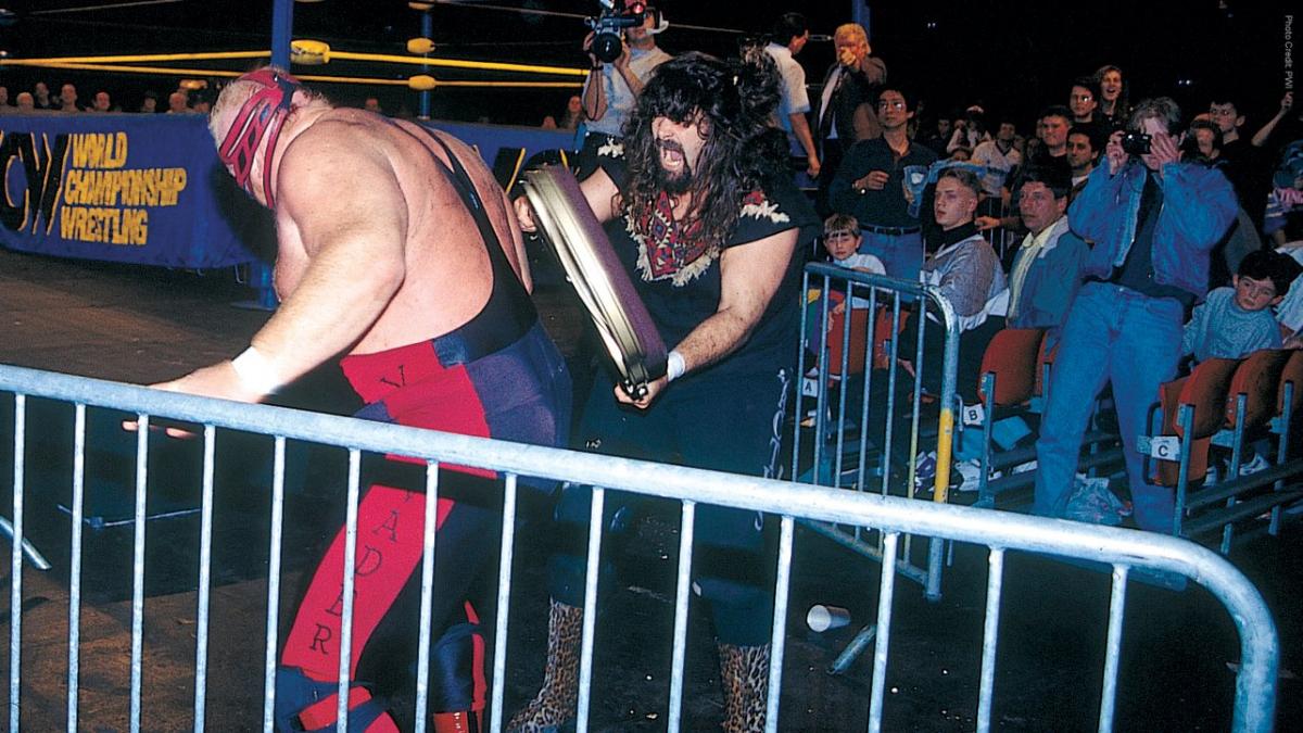 Superluchas - Mick Foley recuerda su combate de lucha libre con Vader en WCW Halloween Havoc 1993 mientras estaba detrás de una barricada frente a una multitud.
