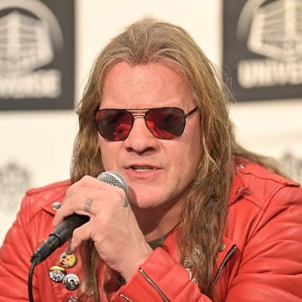 Superluchas - Un hombre con una chaqueta roja sostiene un micrófono mientras discute los combates que Jericho quiere en Japón, incluidos Ibushi y Suzuki.