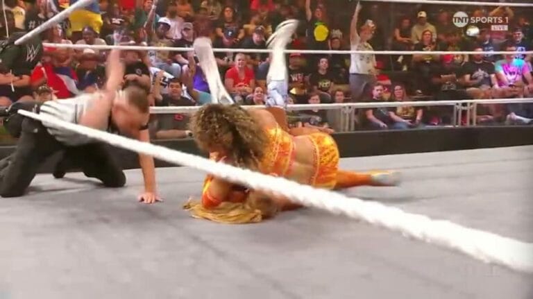 Superluchas - Dos luchadores luchan en un ring durante WWE NXT el 7 de noviembre de 2023.