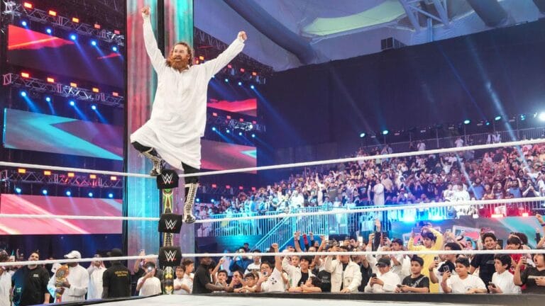Superluchas - Un hombre en un ring de lucha libre con los brazos levantados en el aire.